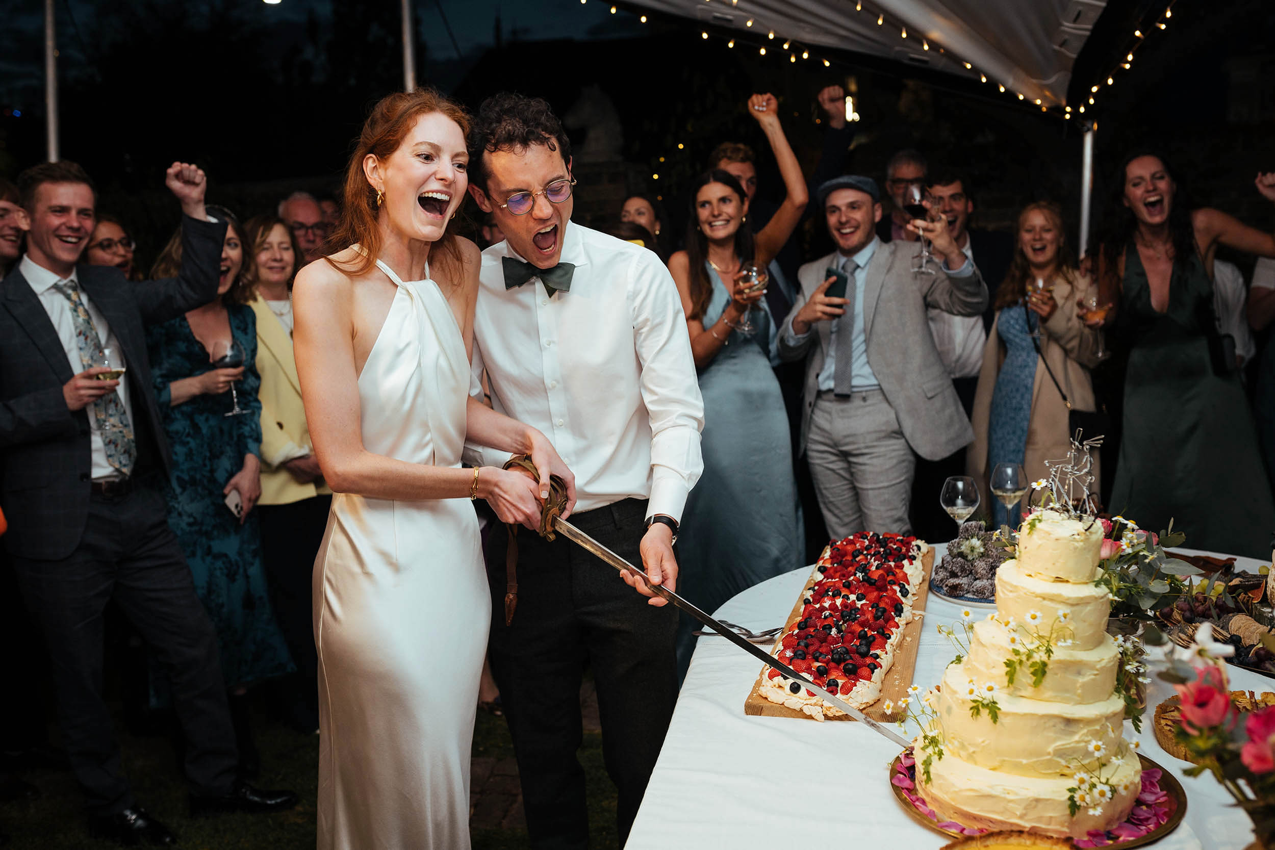 32_wedding_day_cutting_the_cake_reportage_style_photographer_london