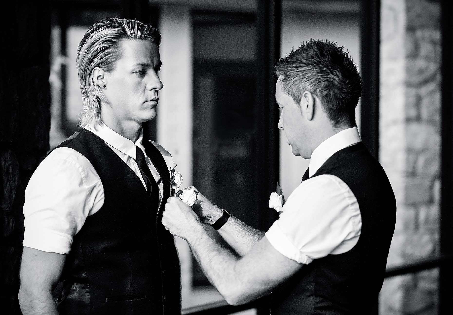 black-white-wedding-reportage-groom-and-best-man-button-holes-20
