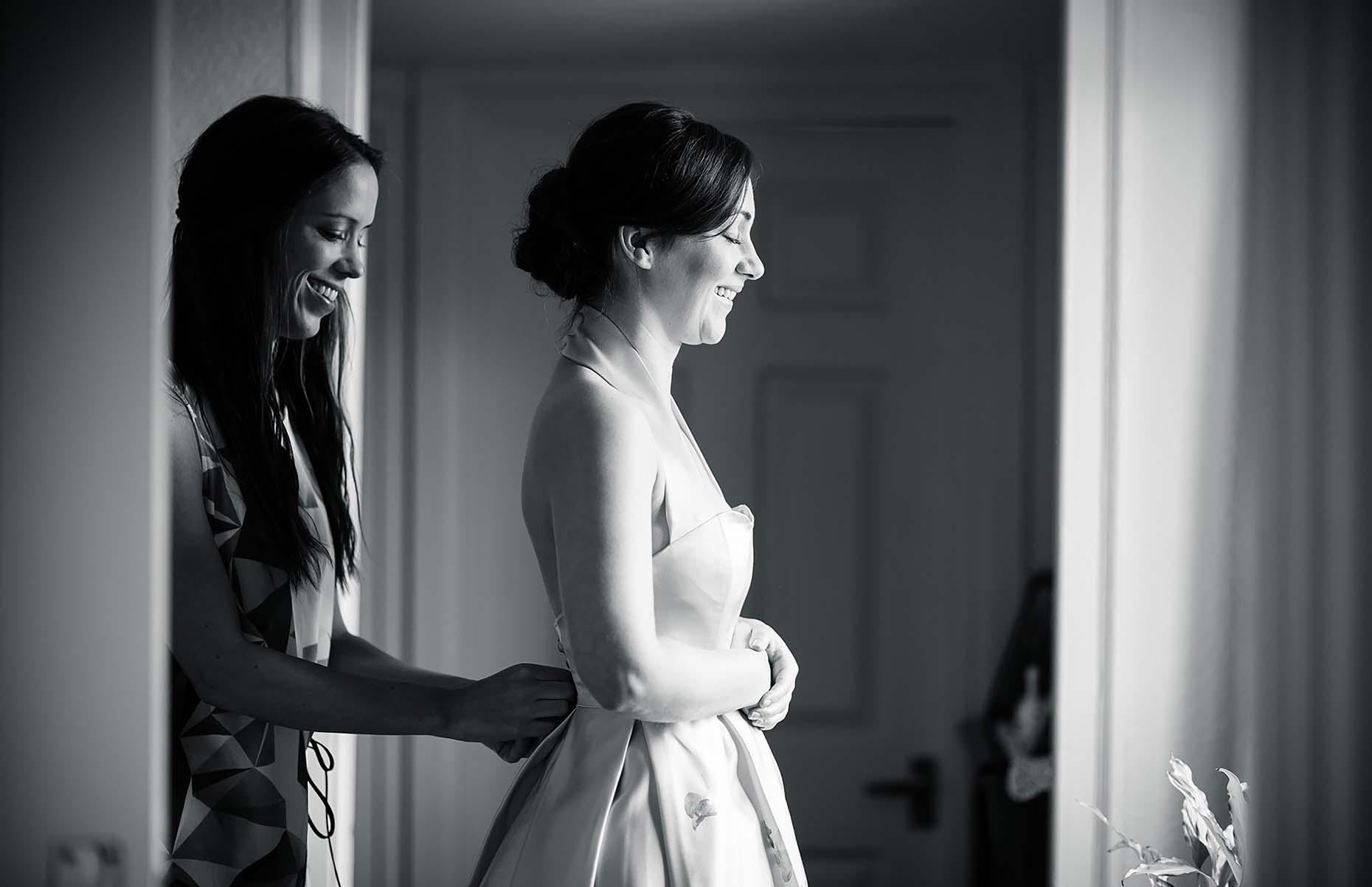 bride-reportage-photographer-mono-black-white-wedding-london-dress-23