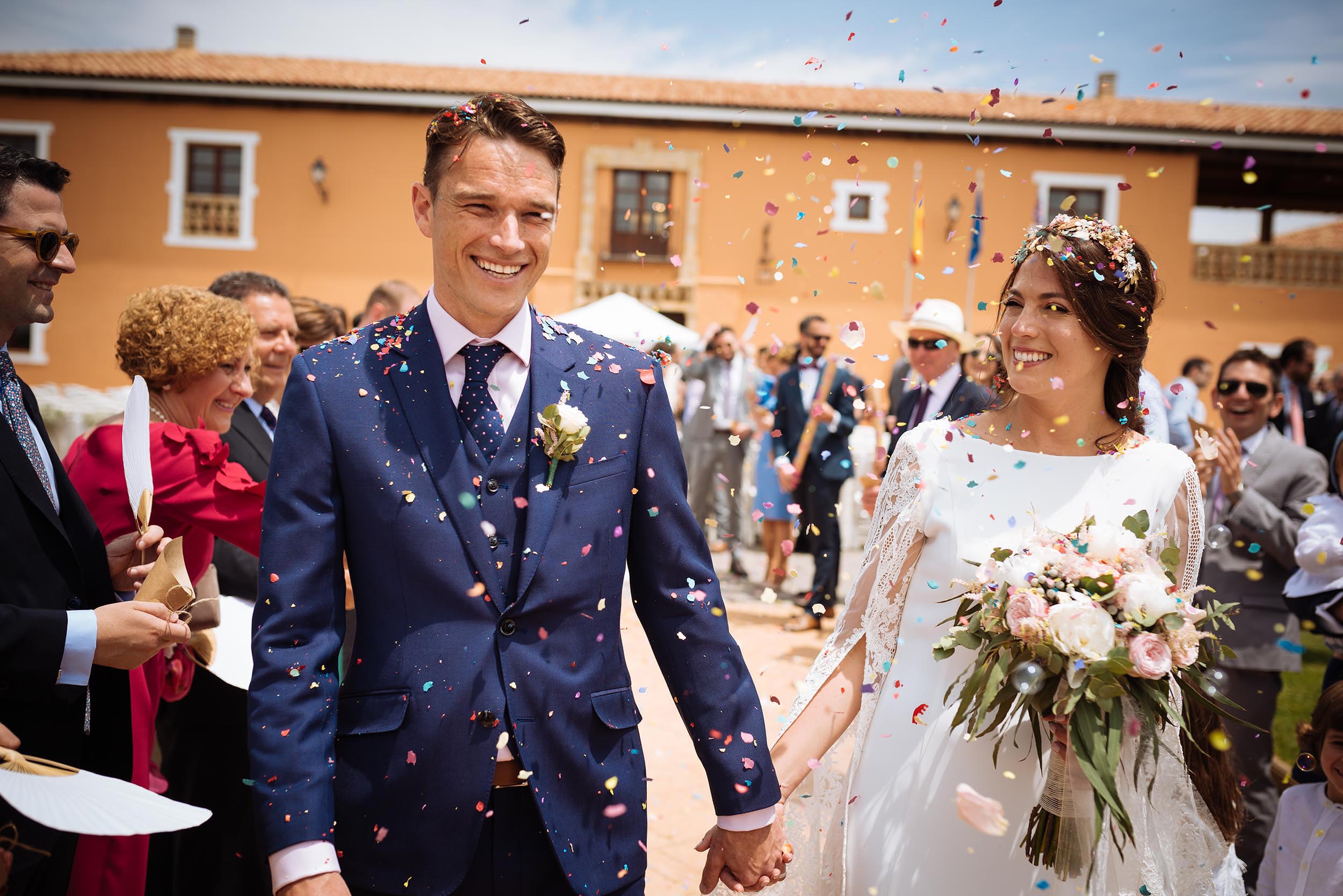 confetti-wedding-day-aisle-colour-happy-maria-chris-spain