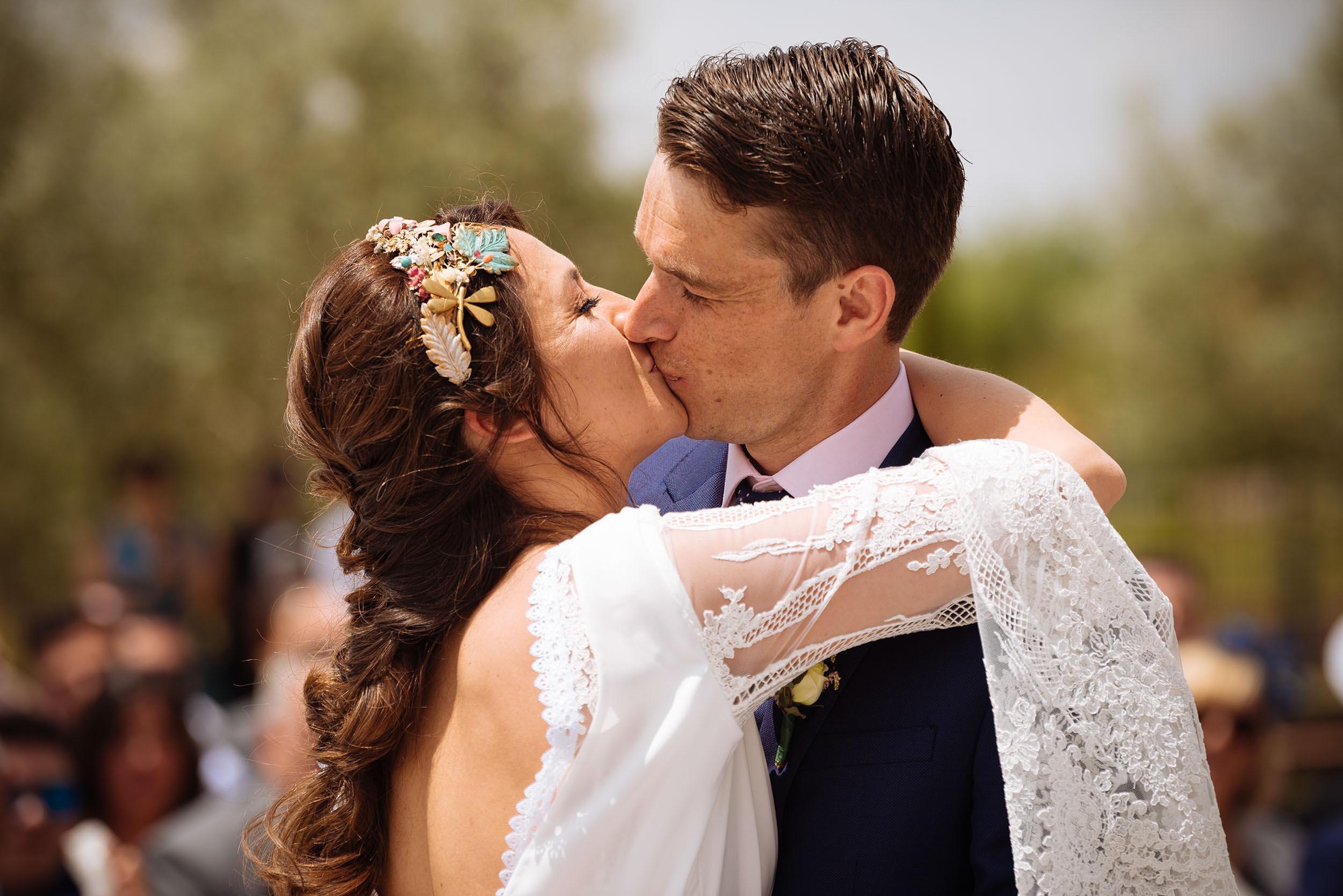 first-kiss-wedding-couple-ceremony-bride-groom-spain