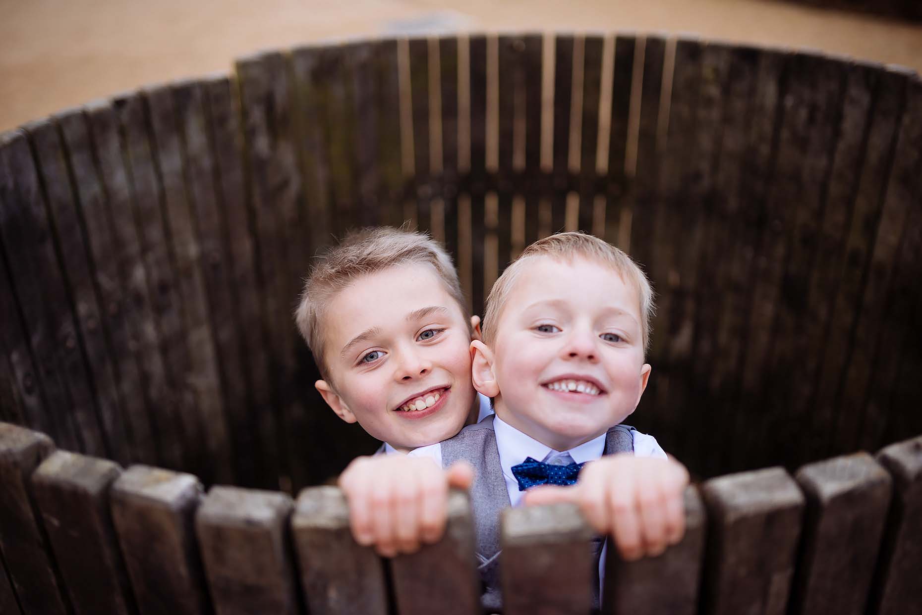 funny-wedding-pictures-two-children-in-barrel-reportage-11