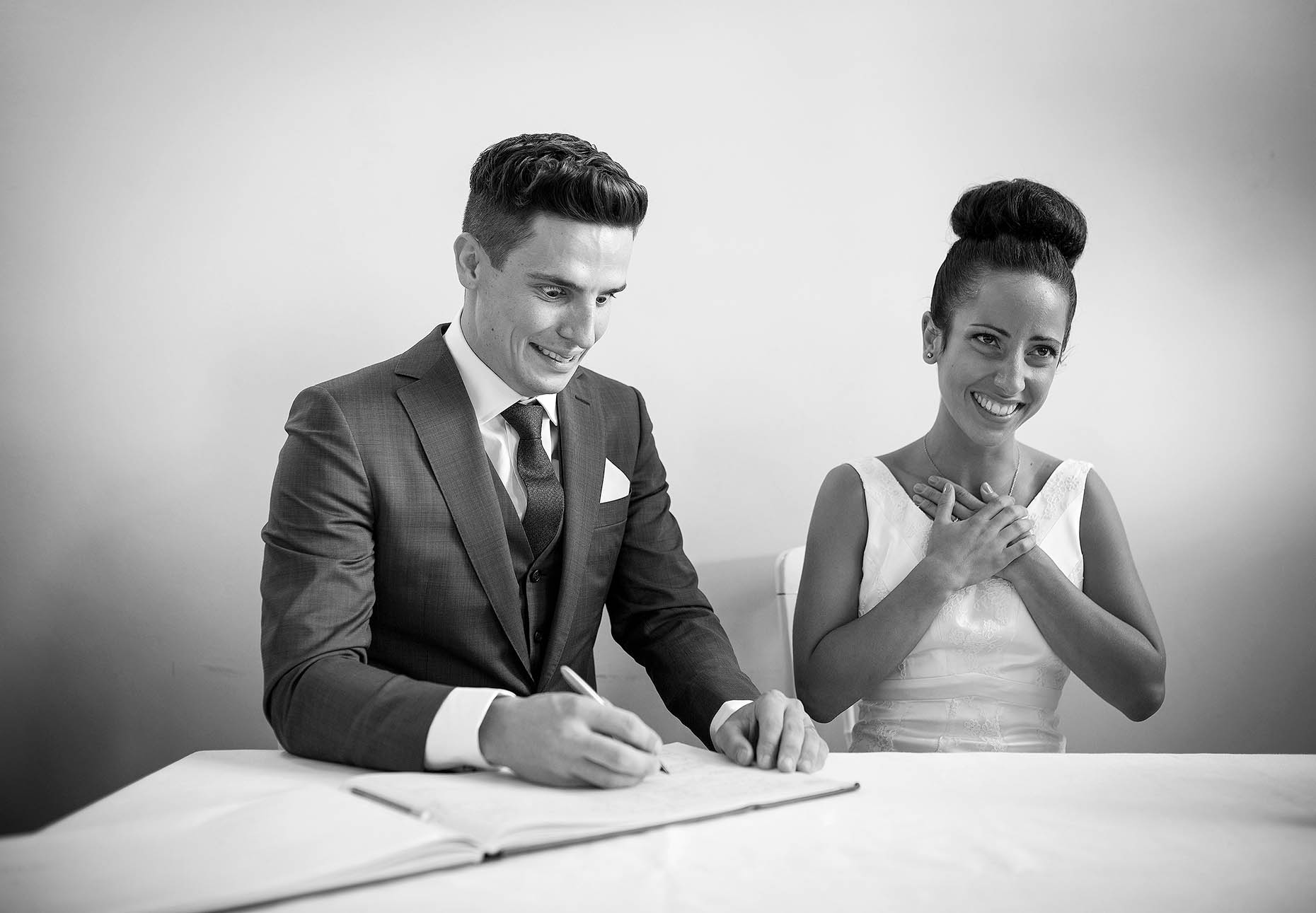 groom-signing-register-clissold-house-wedding-photographer-london-29