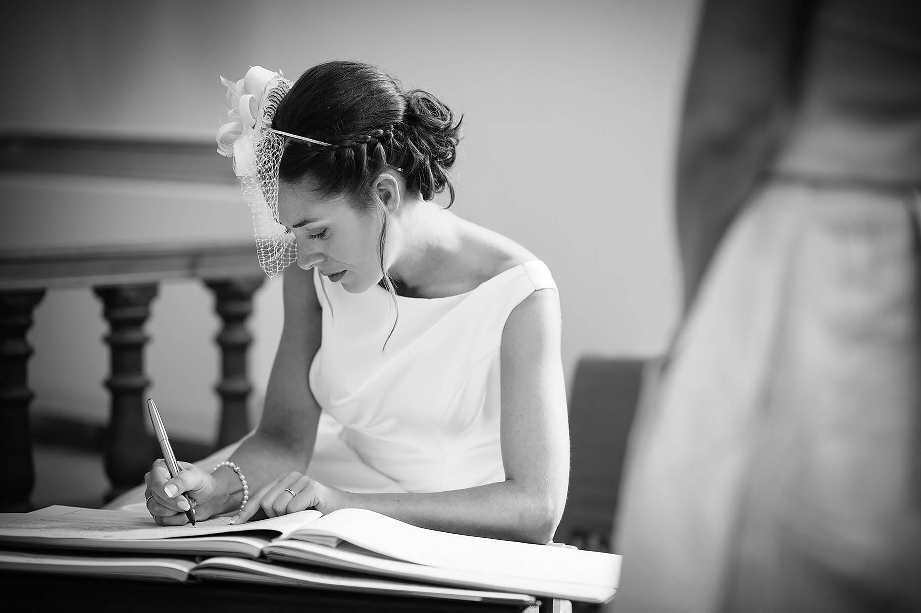 mono-reportage-wedding-photographer-sign-register-30