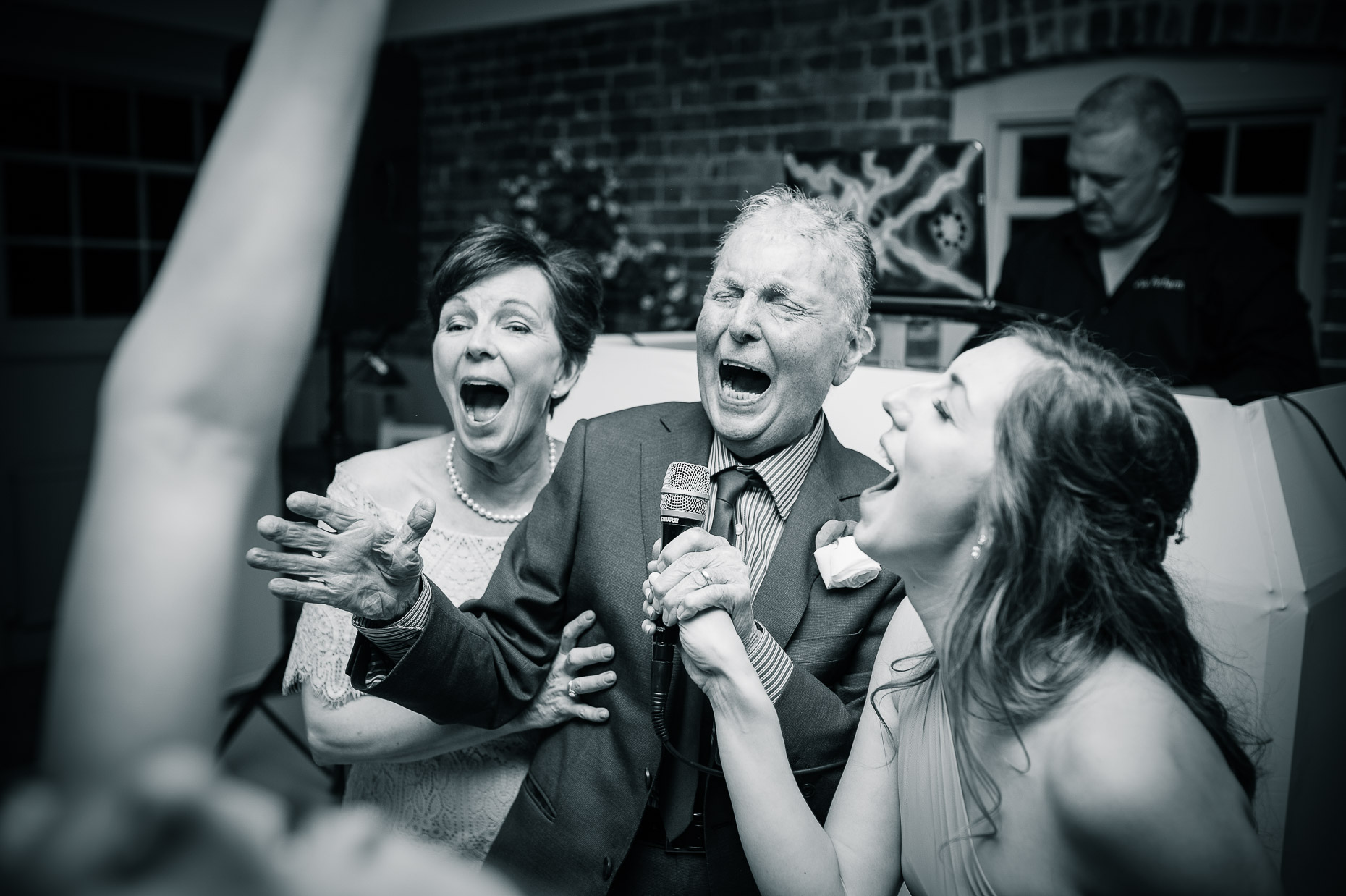 sopley-mill-christchurch-wedding-photography-male-singer-crooner-black-white-reportage-26